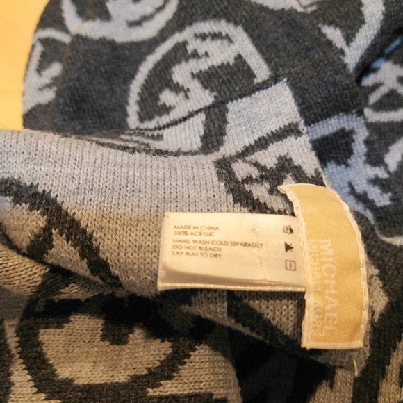 Michael Kors Scarf Reversible Unisex - Picture 5 of 5